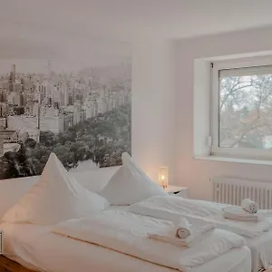 Mit Kueche, Arbeitsplatz Und Xxl Sofa Apartment